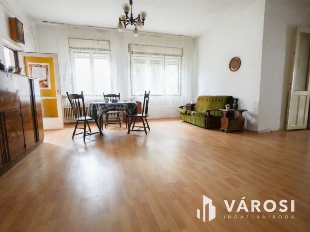 Vecsés központi részén 2 lakásos családi ház!