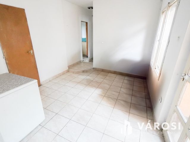 Vecsés központi részén 2 lakásos családi ház!