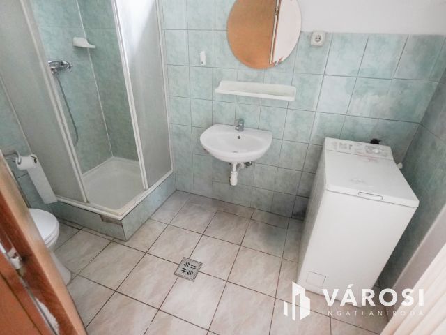 Vecsés központi részén 2 lakásos családi ház!