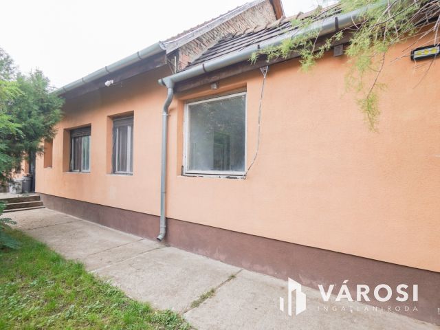 Vecsés központi részén 2 lakásos családi ház!