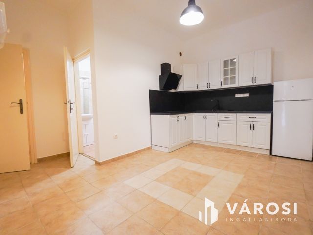 Remek elhelyezkedéssel a Váralja utcában!