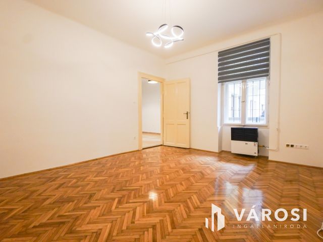 Remek elhelyezkedéssel a Váralja utcában!