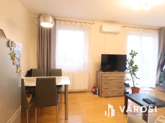 Csinos tégla lakás, autóbeállóval.