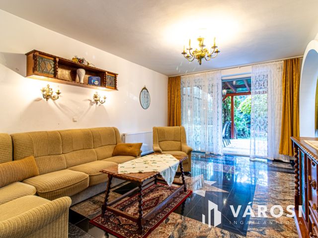 Kétlakásos ikerház 100 méterre a Balatontól