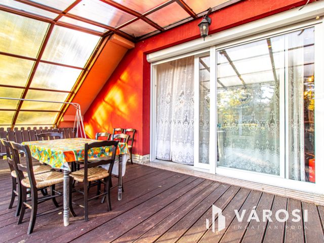 Kétlakásos ikerház 100 méterre a Balatontól