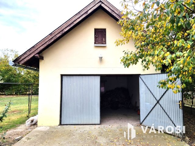 Vízpart közeli telken, kiváló szerkezetű tégla ház eladó