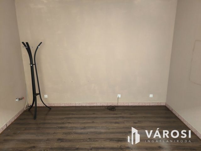 Eladó 16 m2-es üzlethelyiség a Pólus  üzletházban!