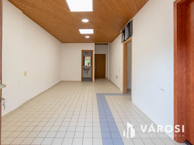 Többfunkciós, tágas, 250 m2-es családi ház Simontornyán