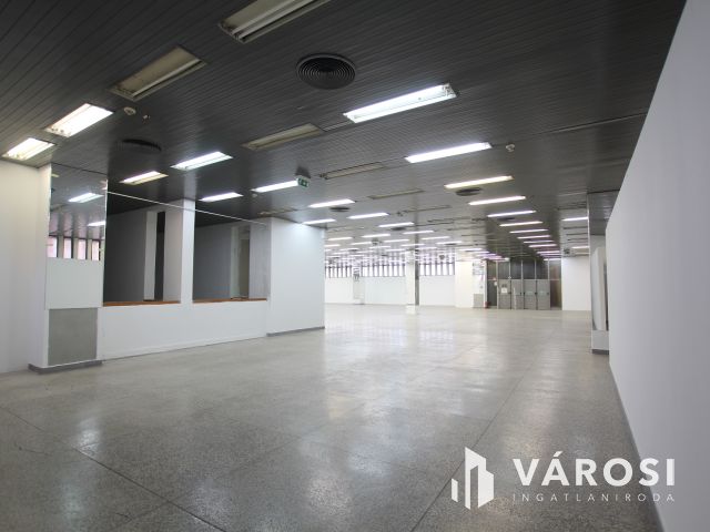 1580 m2-es, belvárosi üzlethelyiség kiemelt helyen kiadó