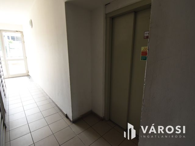 Kiadó teremgarázs beálló Győr kedvelt részén