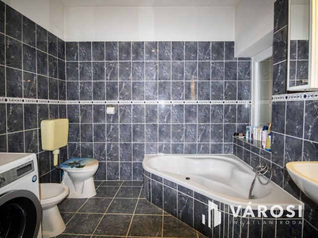 Belvárosi, teljesen felújított ház, üzlettel- Szarvason