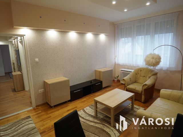 Csokonai utcában, első emeleti, felújított lakás!