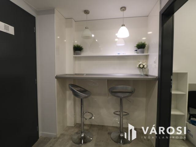 Utcafrontos,főldszinti,kirakatos szép iroda eladó.