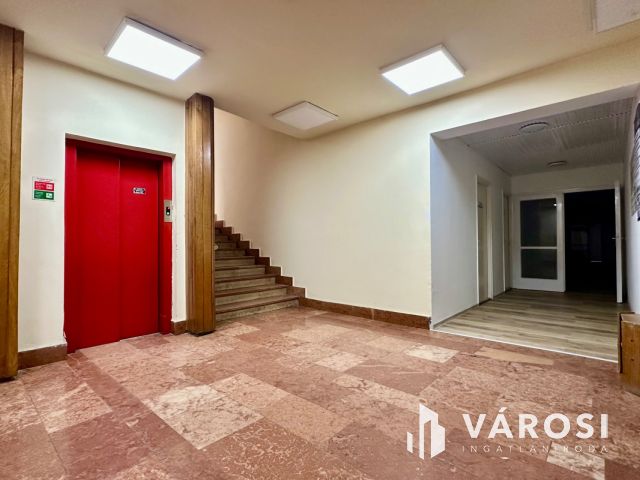 Belvárosi irodaházban felújított irodák kiadók!