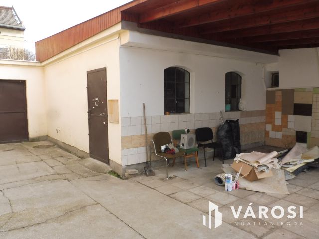 Profitot gyártó ház,jó befektetéssel együtt eladó.