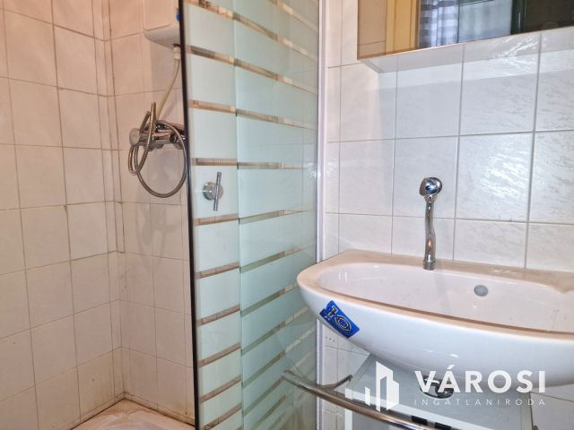 Lakhatásra alkalmas, földszinti üzlethelyiség a belvárosban