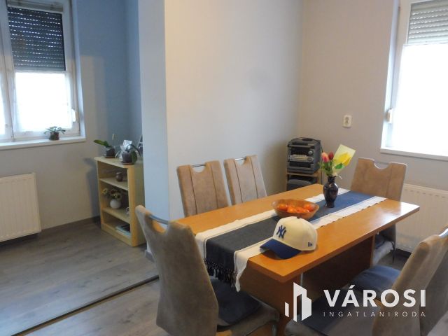 Saját kertes,szép kis lakás,garázzsal eladó.