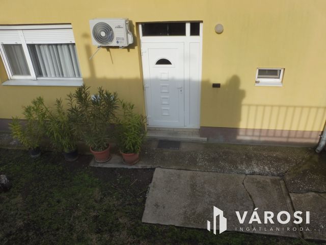 Saját kertes,szép kis lakás,garázzsal eladó.