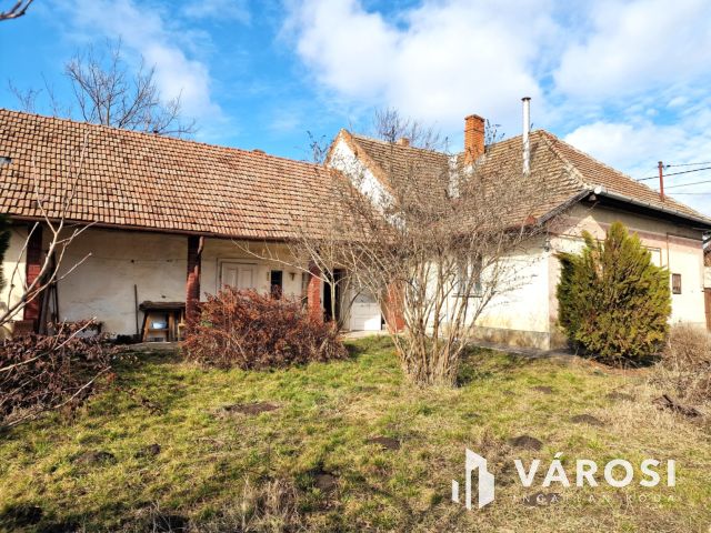 Részben felújított, stabil szerkezetű kertes ház