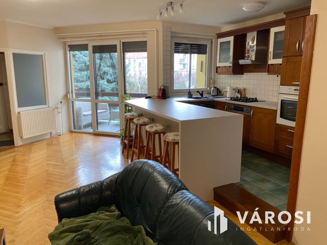 Erkélyes nagy lakás, garázs lehetőséggel a Győr belvárosában