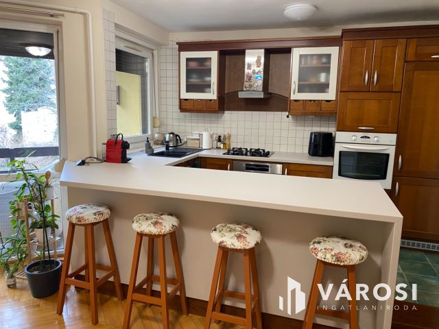 Erkélyes nagy lakás, garázs lehetőséggel a Győr belvárosában