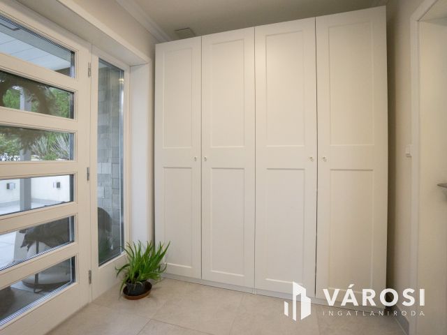 Modern, belső kétszintes családi ház remek panorámával!