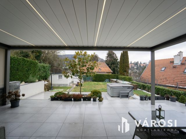 Modern, belső kétszintes családi ház remek panorámával!