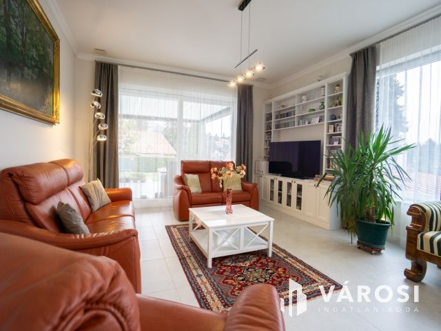 Modern, belső kétszintes családi ház remek panorámával!