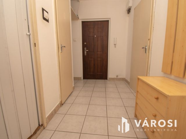 2 szobás, francia erkélyes panel lakás Győr–Magyar utcában