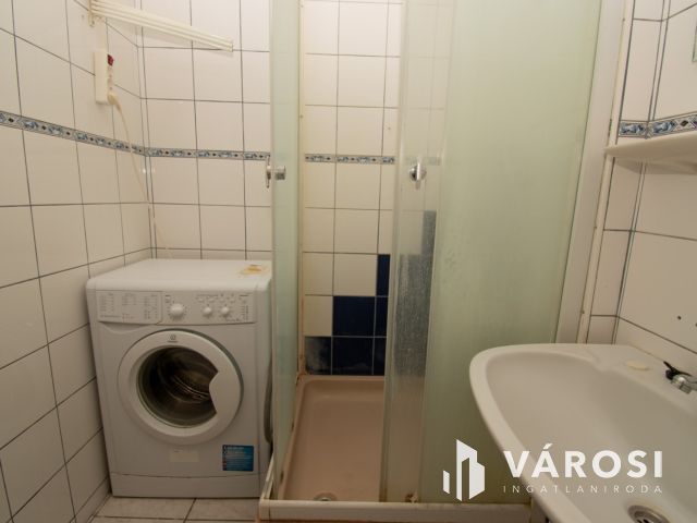 2 szobás, francia erkélyes panel lakás Győr–Magyar utcában