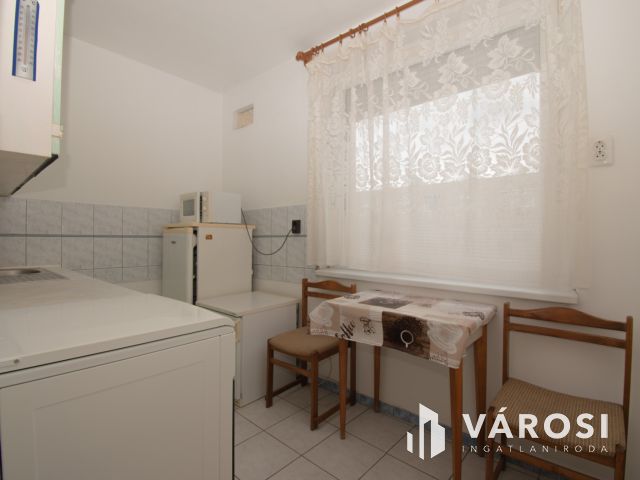 2 szobás, francia erkélyes panel lakás Győr–Magyar utcában