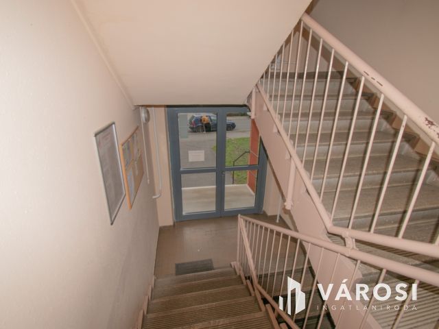 2 szobás, francia erkélyes panel lakás Győr–Magyar utcában
