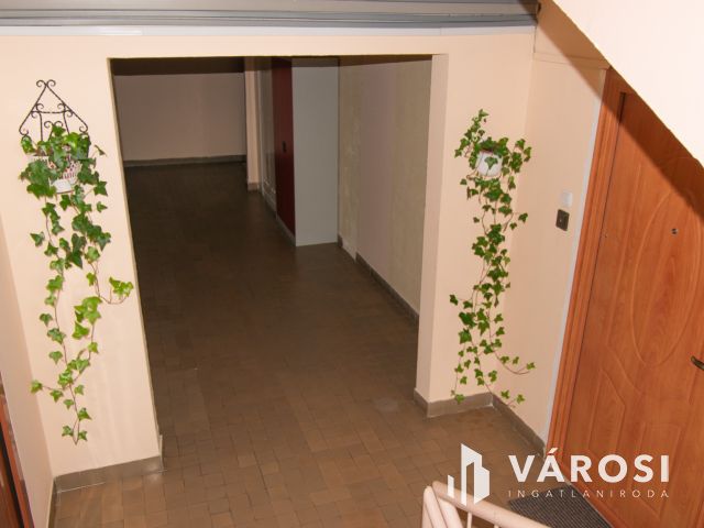 2 szobás, francia erkélyes panel lakás Győr–Magyar utcában