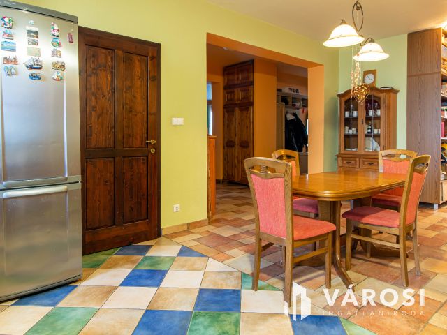 Egyszintes kényelem, exkluzív kert, időtálló minőség