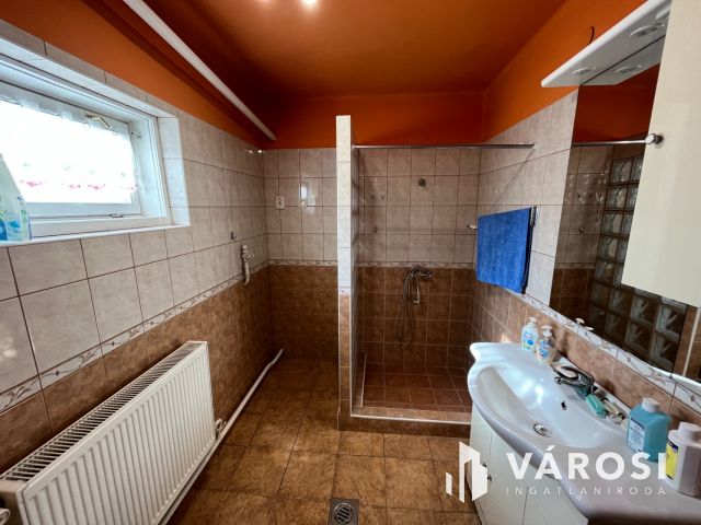 Debrecen mellett jó helyen, családi ház eladó!