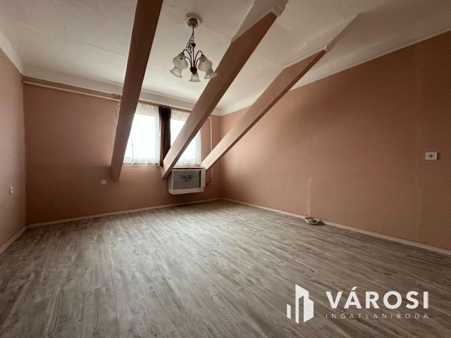 Vásártéren 2+1 félszobás, tetőtéri lakás eladó!