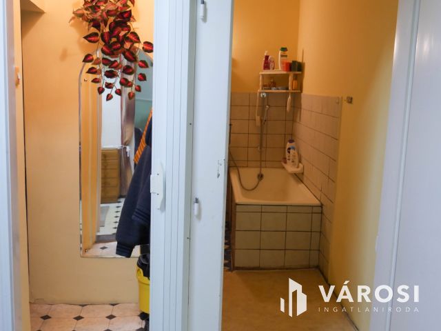 Eladó kétlakásos ház Révfaluban, egyetem közelében