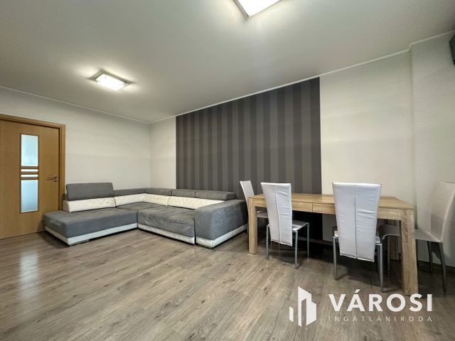 Pécskő úton felújított, 2 szobás, erkélyes lakás eladó!