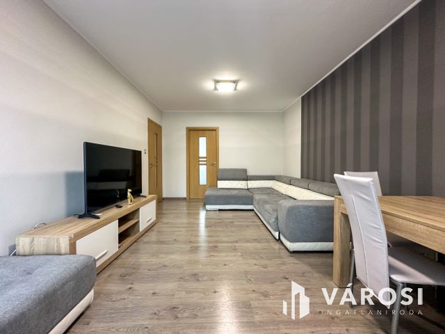 Pécskő úton felújított, 2 szobás, erkélyes lakás eladó!