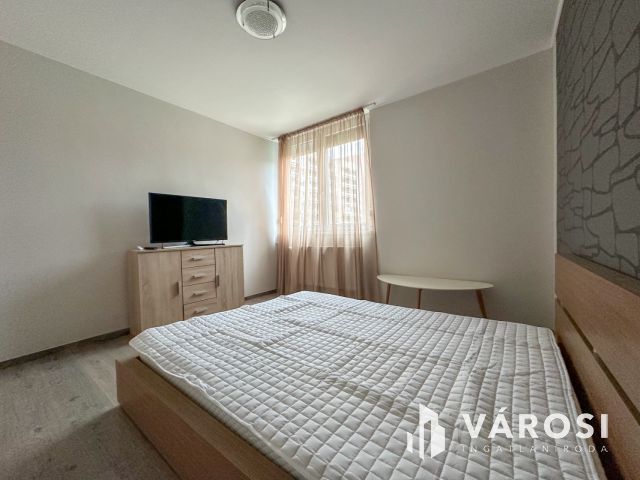 Pécskő úton felújított, 2 szobás, erkélyes lakás eladó!