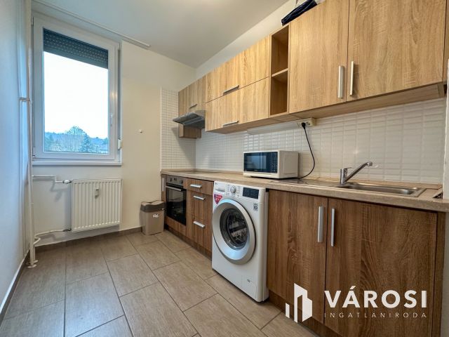 Pécskő úton felújított, 2 szobás, erkélyes lakás eladó!