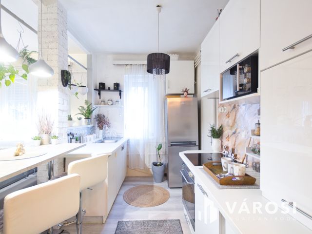 Meglátni és megszeretni: extra, 3. emeleti, erkélyes lakás