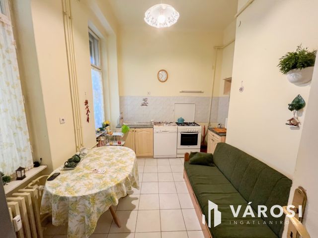 Erkélyes lakás a Rákóczi úton!