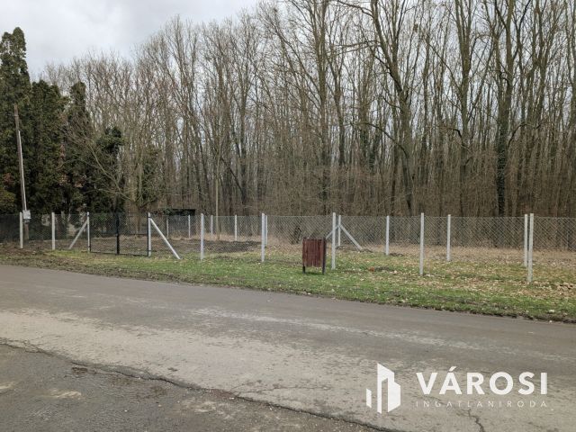 Közműves körbekerített telek Szanazugban!