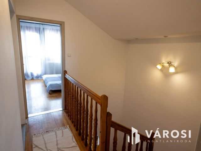 Nagyerdei tágas belső kétszintes lakás eladó