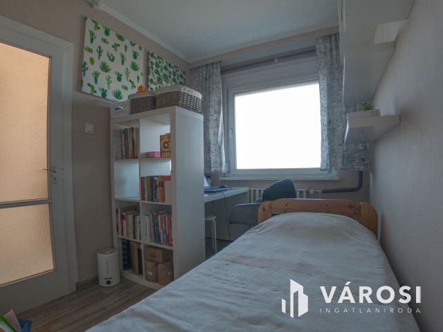 Nagy panel nagyon jó helyen!