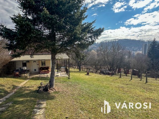 Kercseg Dűlőben, tégla épülettel, zártkert eladó!