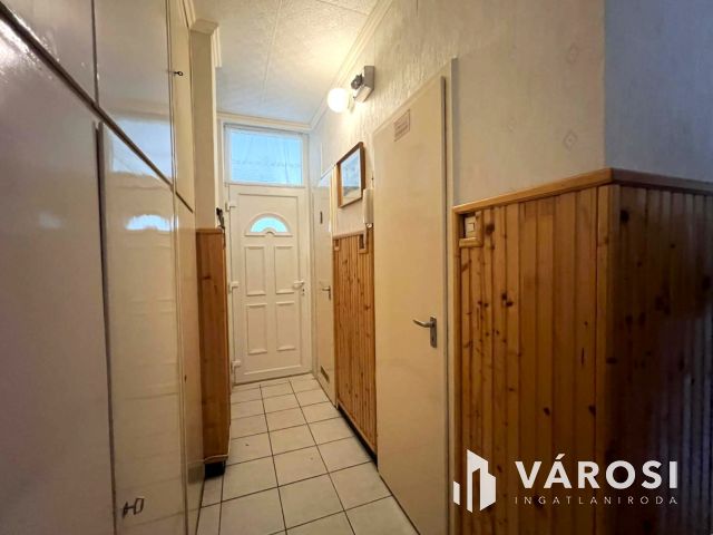 Belvárosi 2. emeleti erkélyes tégla lakás eladó