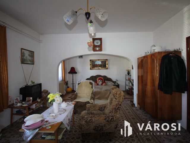 Vásárhelyen, Újvároson 6 szobás családház ajánlat.