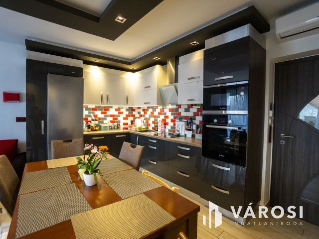 Nádorvárosban erkélyes nagy lakás, garázs lehetőséggel!